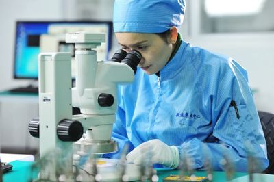 产品焊接完成后,潘玉华使用40倍显微镜分析、确认产品焊接质量。中国电科第二十九研究所供图